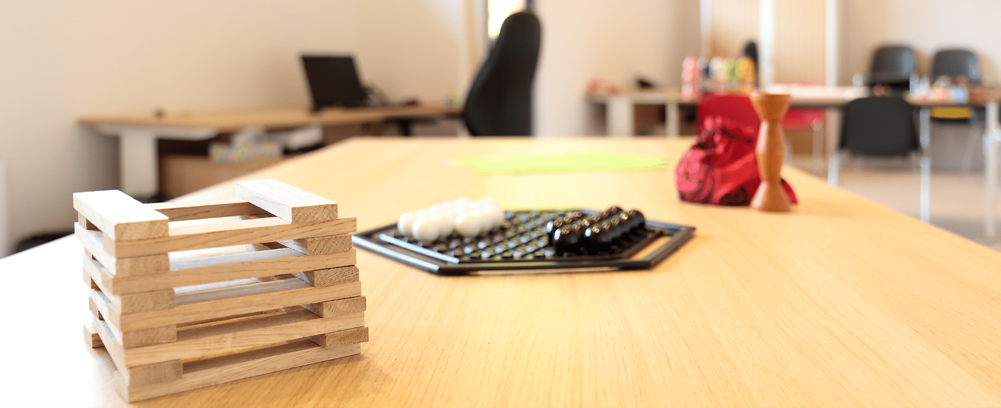 AIES-SESSAD-ITEP-LaBoissiere-jeux SESSAD - ITEP La Boissière Table avec jeux de construction
